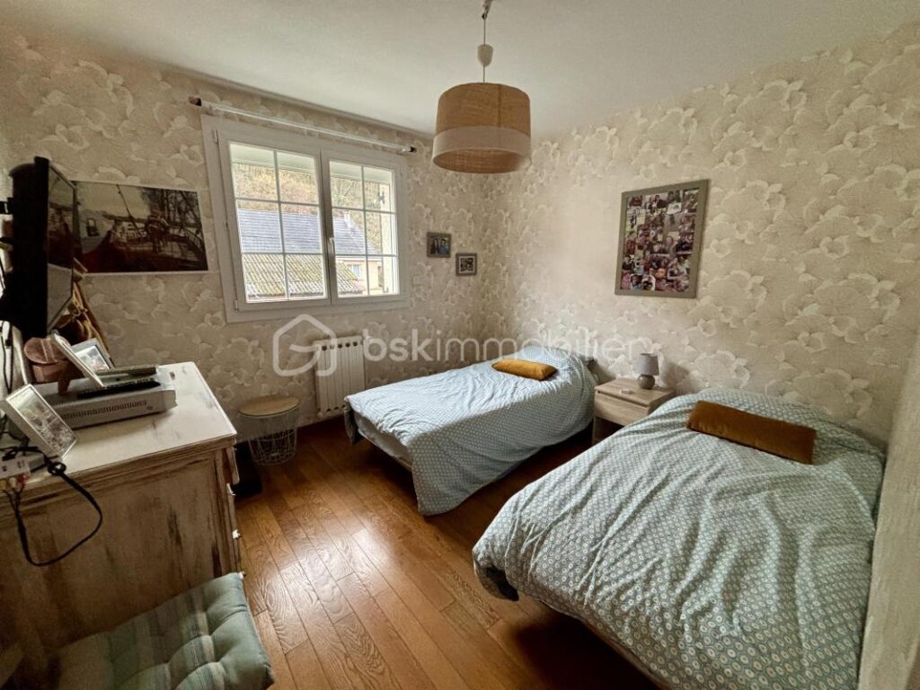 Maison Individuelle rénovée 5 pièces avec Sous-Sol Complet, garage et jardin – Nouzonville – 5 pièces – 4 chambres – 121 m²