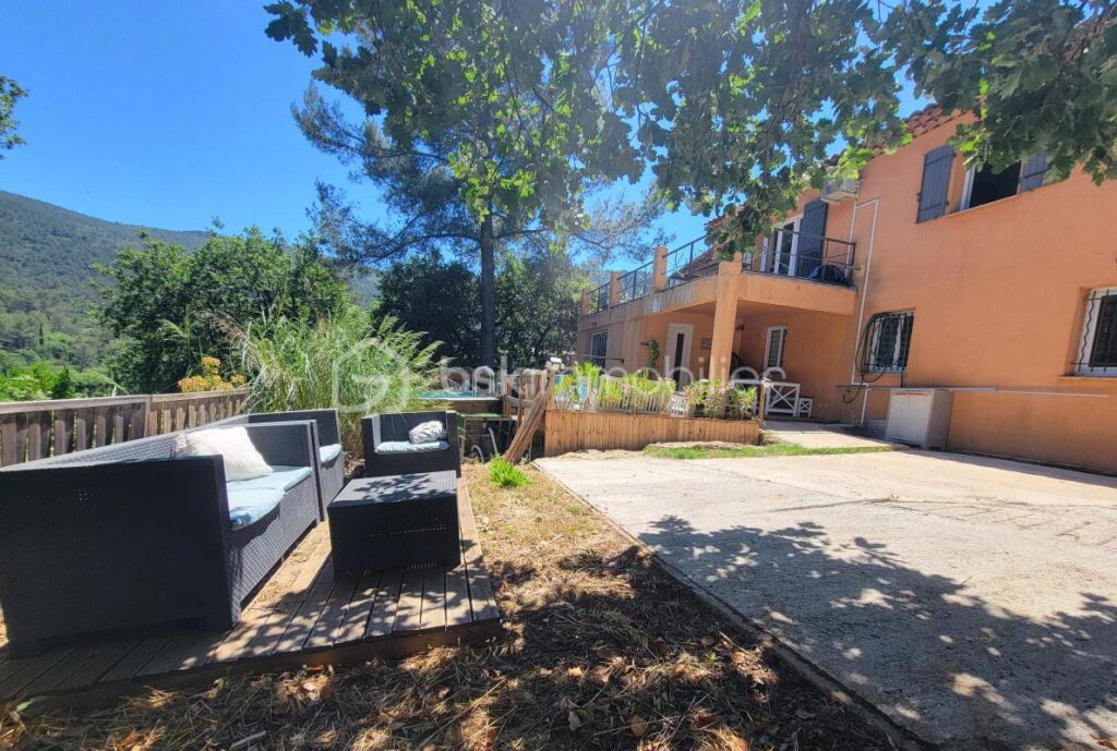 Grande maison familiale de plain pied avec piscine, terrasses, vue dégagée et T3 indépendant – 9 pièces – 7 chambres – 188 m²