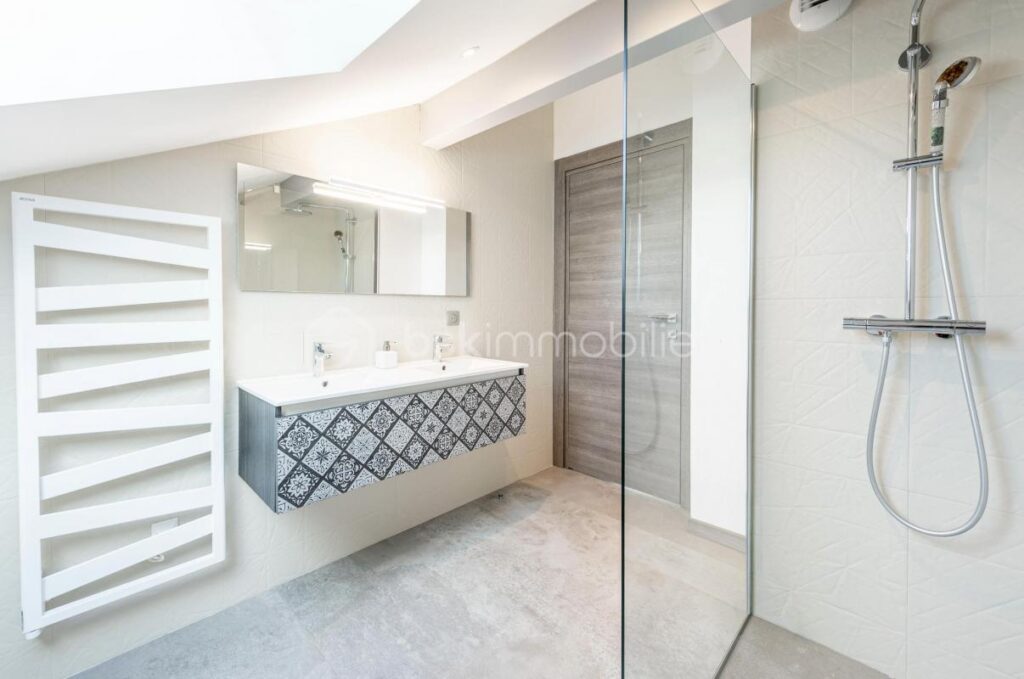 EXCLUSIVITE : SUPERBE VILLA MODERNE 270 M2 SAINT JORIOZ AVEC VUE SUR LAC D ANNECY – 9 pièces – 6 chambres – 269 m²