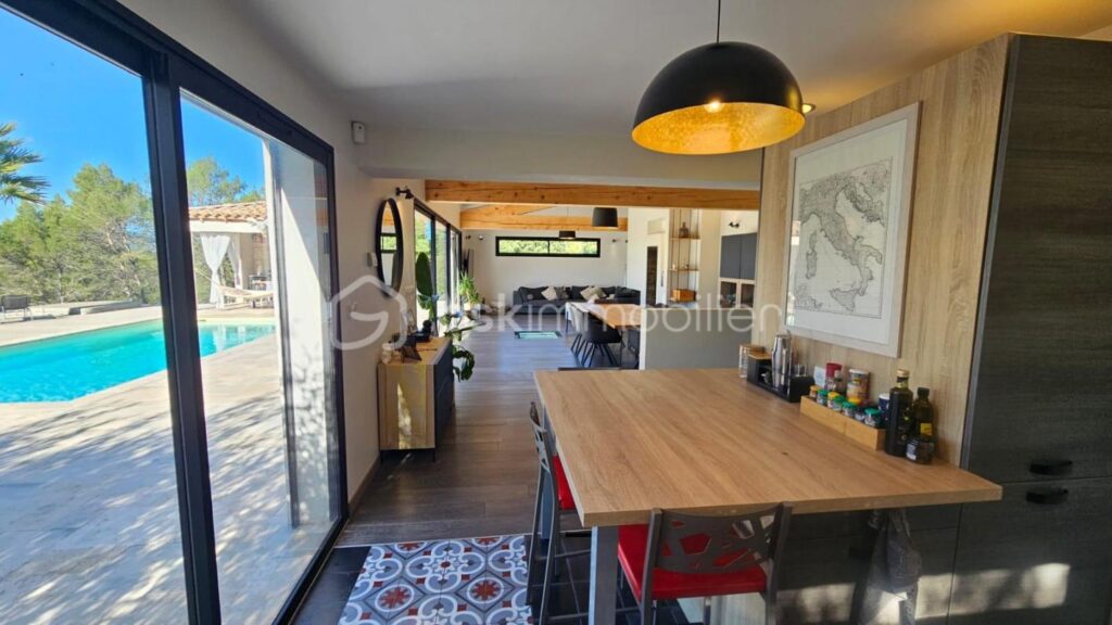 Maison de 200 m² dans un cadre magique et son extérieur a couper le souffle – 4 pièces – 3 chambres – 170 m²