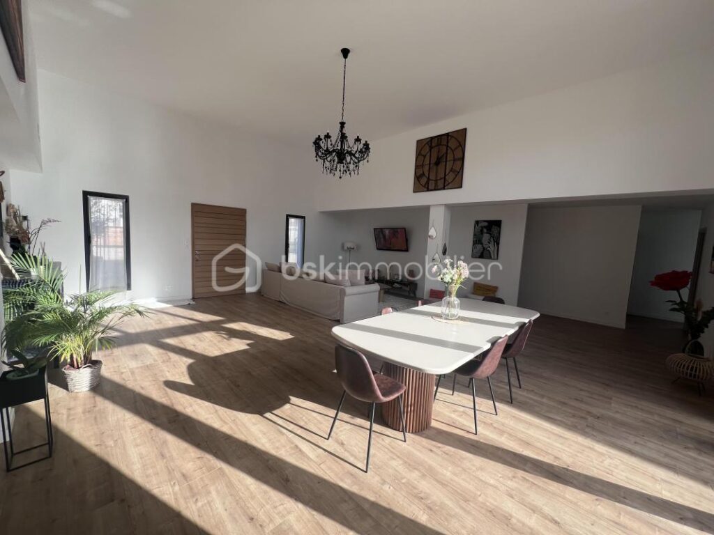 Maison Contemporaine proche de Coutras Habitation et Activité Libérale 485000€ St Antoine sur l’Isle – 8 pièces – 3 chambres – 190 m²