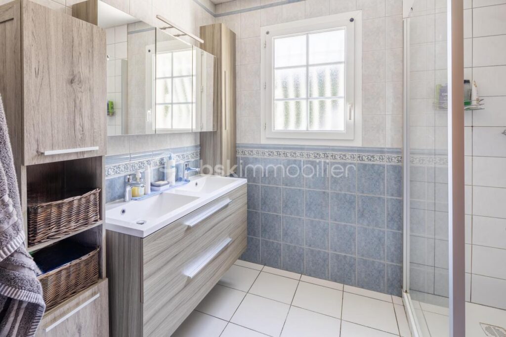 Propriété comprenant une maison d’habitation et un Gîte idéalement située – 13 pièces – 7 chambres – 324 m²