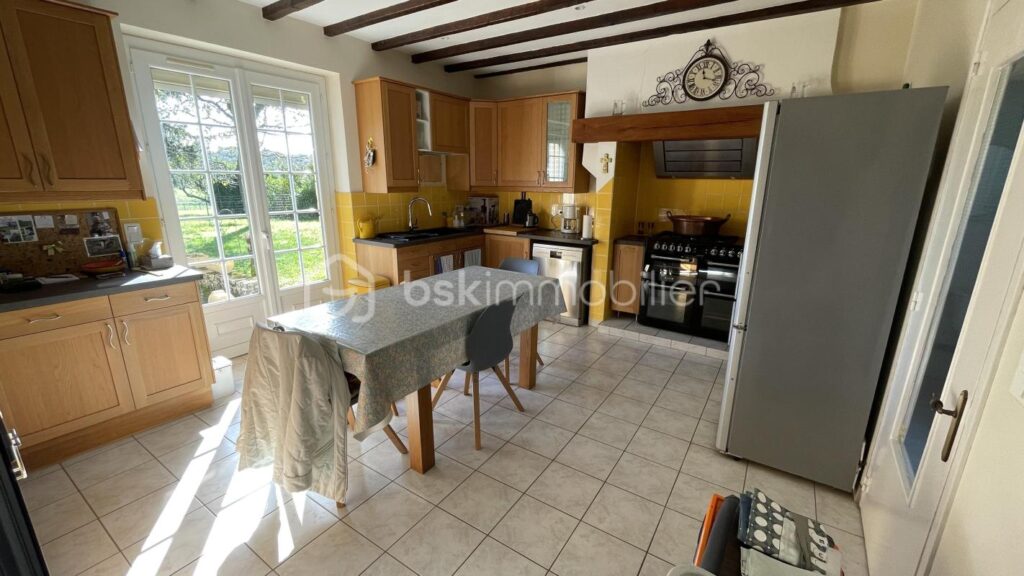 Magnifique bâtisse en pierre de 219m² habitable avec environ 658m² de dépendance sur 10600m² partiellement clos – 7 pièces – 4 chambres – 219 m²