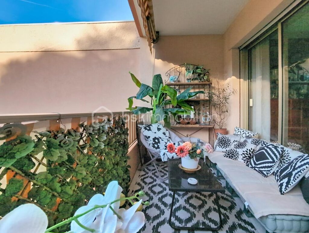 2P Cannes Cx des Gardes – Calme, verdure, terrasse, piscine – 2 pièces – 1 chambre – 47 m²