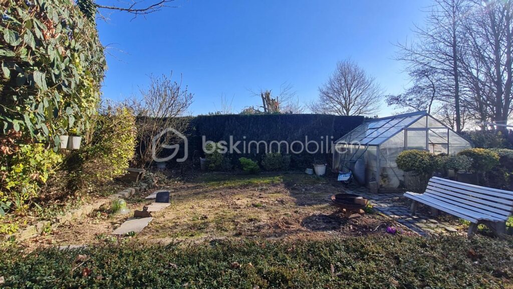 Baisse de prix ! Rare : Pavillon individuel plain-pied + 3 chambres + double garage + atelier+ jardin – 5 pièces – 3 chambres – 95 m²