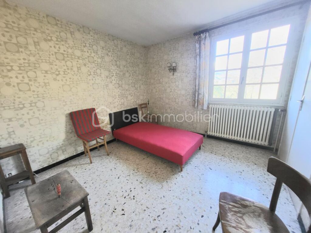 IDÉAL INVESTISSEUR / MARCHAND DE BIENS – Fort potentiel de rentabilité et plus-value – 264 m² sur 3 125 m² terrain – 15 pièces – 10 chambres – 264 m²