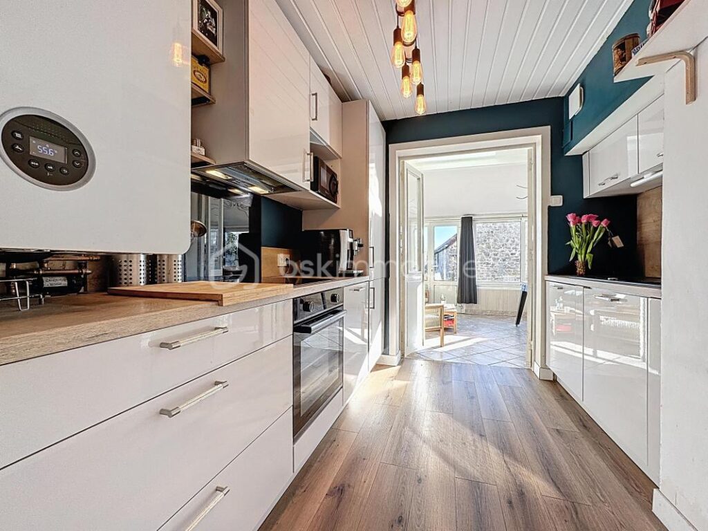 Maison de ville rénovée au coeur de Montebourg – Avec terrain, cour arrière, grange – 4 pièces – 2 chambres – 94 m²