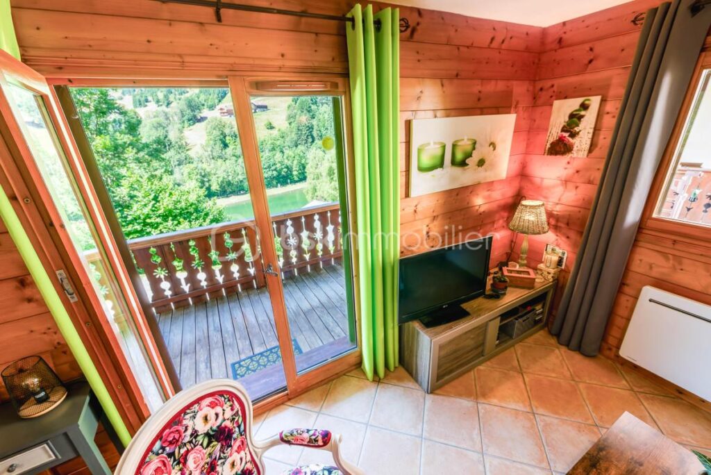 73590 FLUMET – APPARTEMENT T3, 2 CHAMBRES – GRAND BALCON SUD-OUEST VUE MONTAGNE – PROCHE SKI – RÉSIDENCE RÉCENTE – 3 pièces – 2 chambres – 45 m²