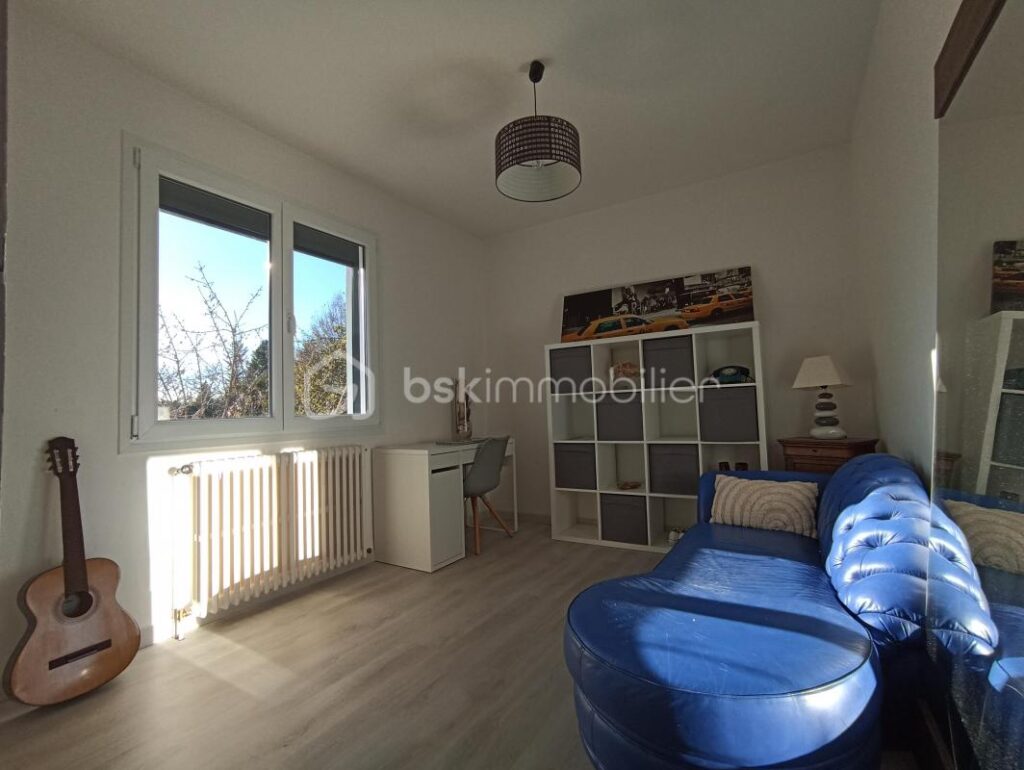 🏡 Exclusivité : Maison Familiale Spacieuse avec Rénovations Modernes – Calme Absolu & Proximité Pombonne/Centre-Ville ! – 6 pièces – 5 chambres – 152 m²