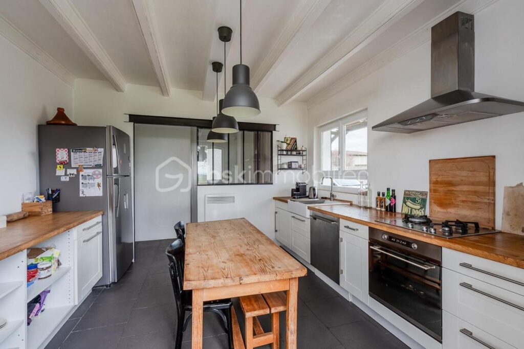 MAISON AVEC CHARME , POTENTIEL D’AGRANDISSEMENT ET DEPENDANCE AU CALME ET SANS VIS A VIS – 5 pièces – 3 chambres – 128 m²