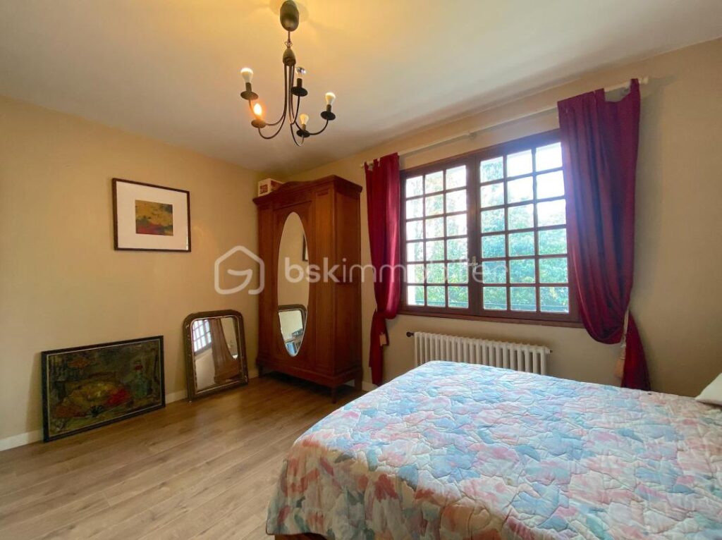 Maison avec 4 chambres + une piscine couverte + un garage de 110m2 !!! De l’espace, du calme et de l’authenticité !!!! – 8 pièces – 4 chambres – 248 m²