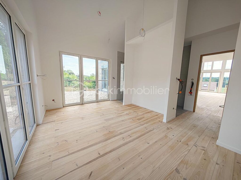 Maison exceptionnelle vue panoramique, d’une superficie de 144 m², sur sous-sol de 56 m² édifié sur terrain de 410 m² arboré et paysagé, RT 2020, 4 chambres, une salle d’eau, une salle de bain, 2 wc séparés – 6 pièces – 4 chambres – 144 m²