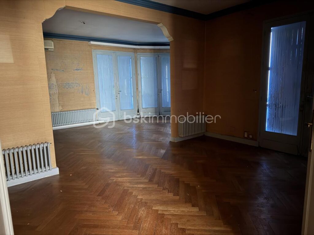 À VENDRE – MAISON DE 194M² SUR LES HAUTEURS DE TRÉLISSAC – 9 pièces – 4 chambres – 194 m²