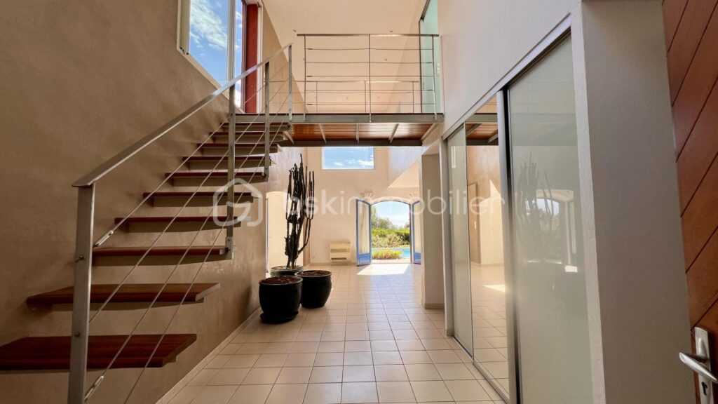 VILLA D’ARCHITECTE – VUE MER PANORAMIQUE – PISCINE – GARAGE – PROCHE CENTRE-VILLE – 7 pièces – 5 chambres – 230 m²