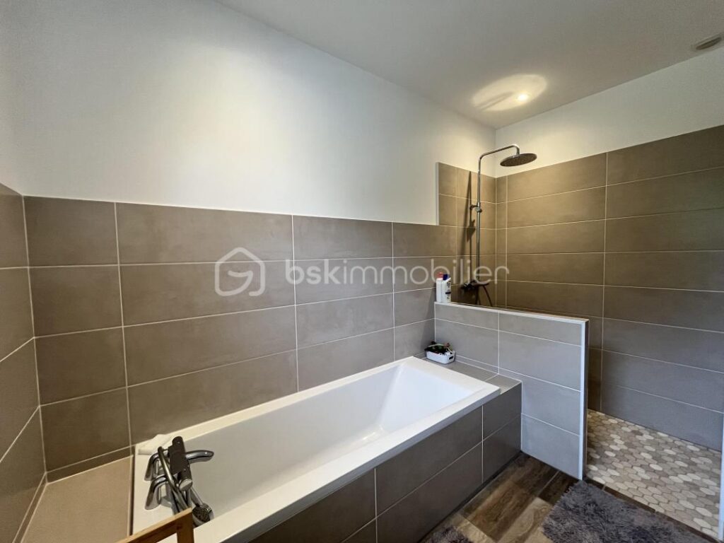 Maison contemporaine avec piscine – 4 pièces – 3 chambres – 130 m²