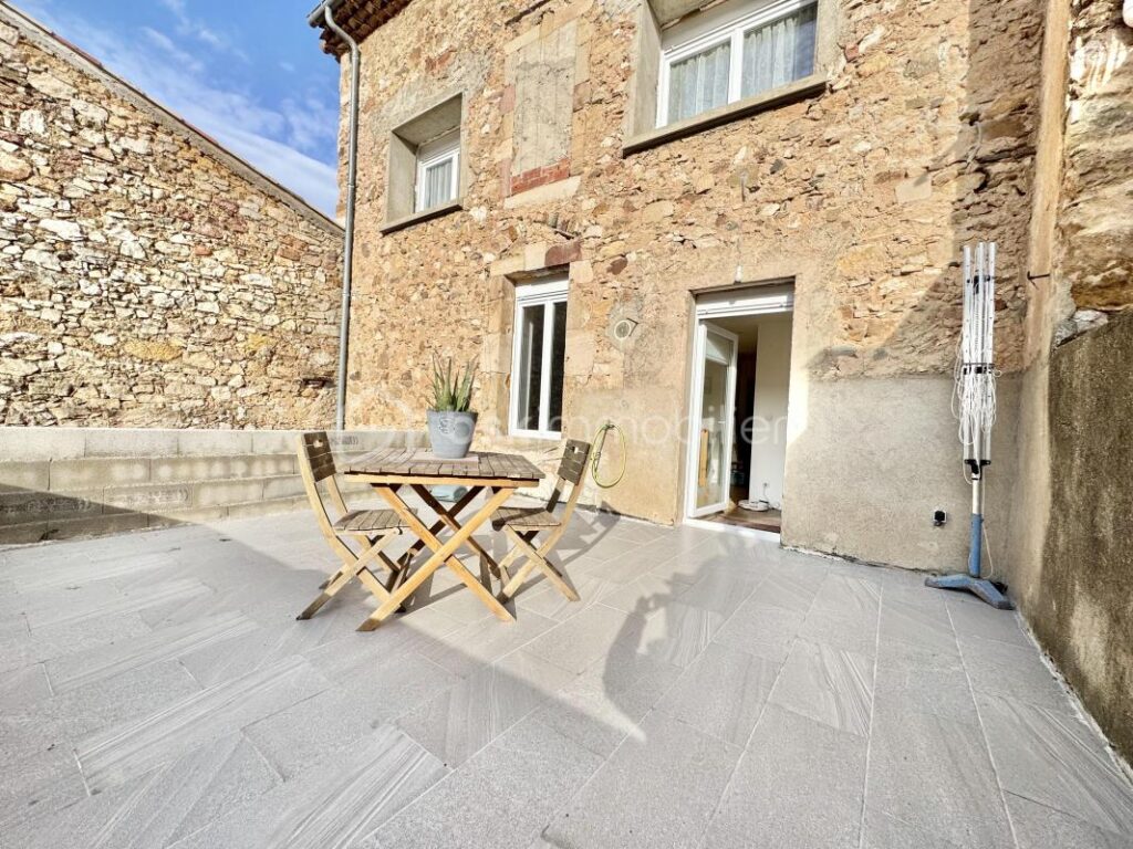 Maison de maître rénovée avec piscine , Jardin et Place de Parking à Saint-Chinian – 6 pièces – 5 chambres – 180 m²