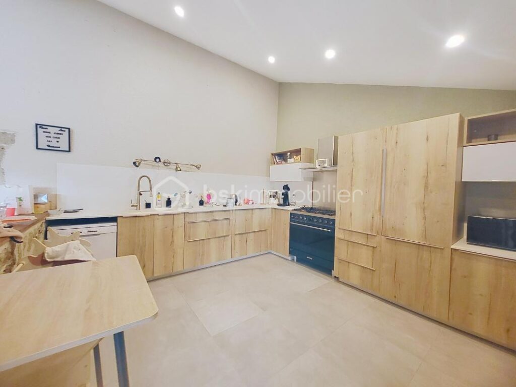 MAISON EN PIERRE- 4 CHAMBRES-JARDIN-PISCINE-GARAGE – 7 pièces – 4 chambres – 192 m²