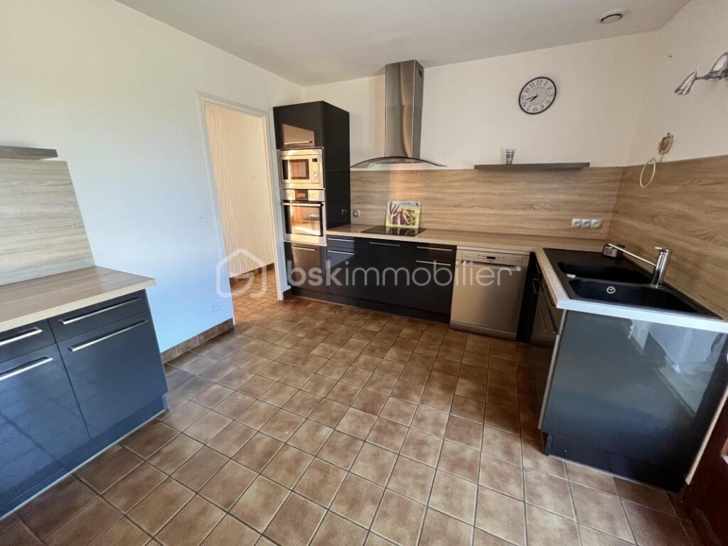 Charmant pavillon de plain-pied sur sous-sol complet avec garage et terrain – 4 pièces – 3 chambres – 89 m²