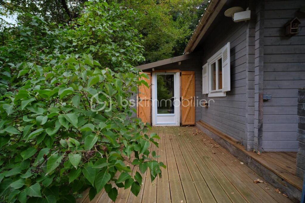 Chalet récent en bois au bord de la rivière sur un terrain plat de 5 460 m² – 3 pièces – 2 chambres – 70 m²