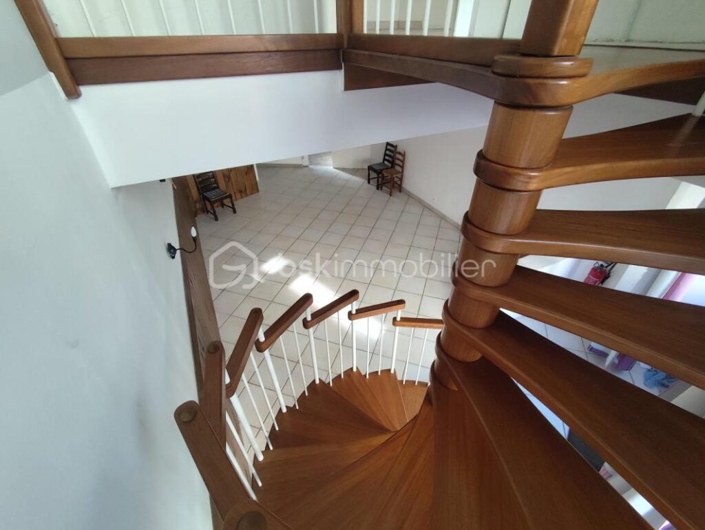 IMMEUBLE PROCHE DES COMMODITES – 7 pièces – NR chambres – 140 m²