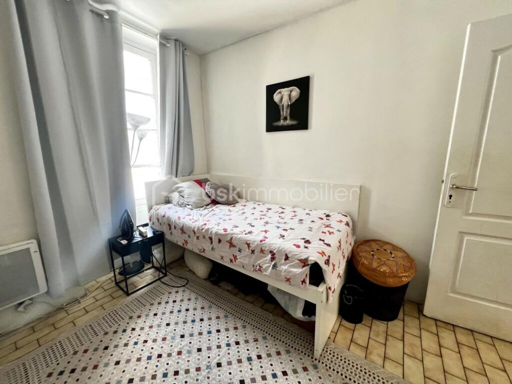 Charmant bâtiment rénové au cœur de Mouroux avec terrains à bâtir divisible – 10 pièces – NR chambres – 220 m²