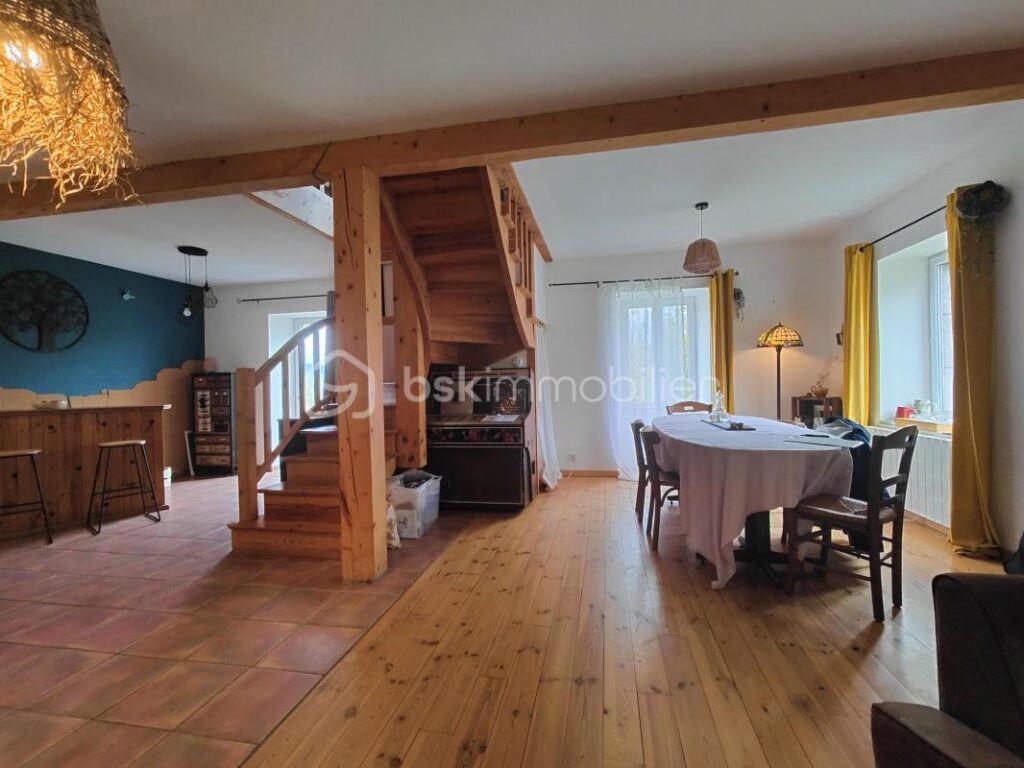 🏡 Maison de charme en pierre – 7 pièces – Vue exceptionnelle sur le Puy-de-Dôme – 7 pièces – 5 chambres – 150 m²