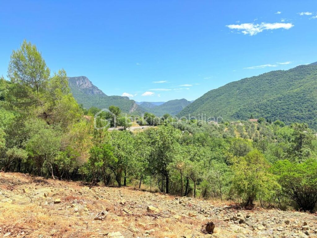 Terrain constructible de 1 605 m² – Vue panoramique – Pierrefeu (06910) À seulement 45 minutes de Nice, dans un cadre naturel privilégié – NR pièces – NR chambres – 1605 m²