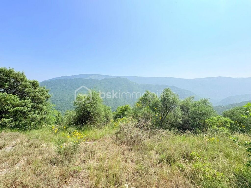 🌿 Rare terrain constructible de 1 562 m² Avec Permis de Construire validé– Vue à couper le souffle sur la vallée de l’Estéron – NR pièces – NR chambres – 1562 m²
