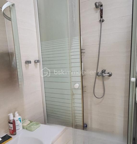 Appartement à vendre à Paris 18e arrondissement — Vue sur la ville — photo 9