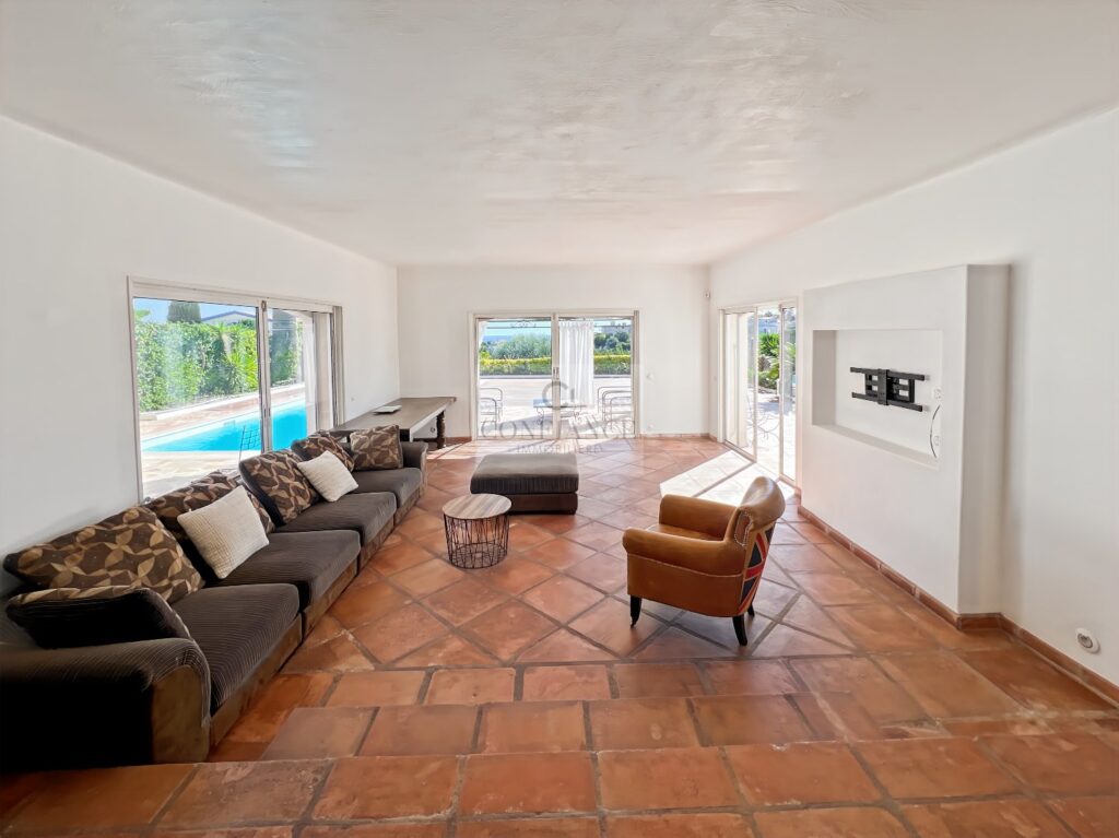 Maison – 6 pièces – 5 chambres – 180 m²