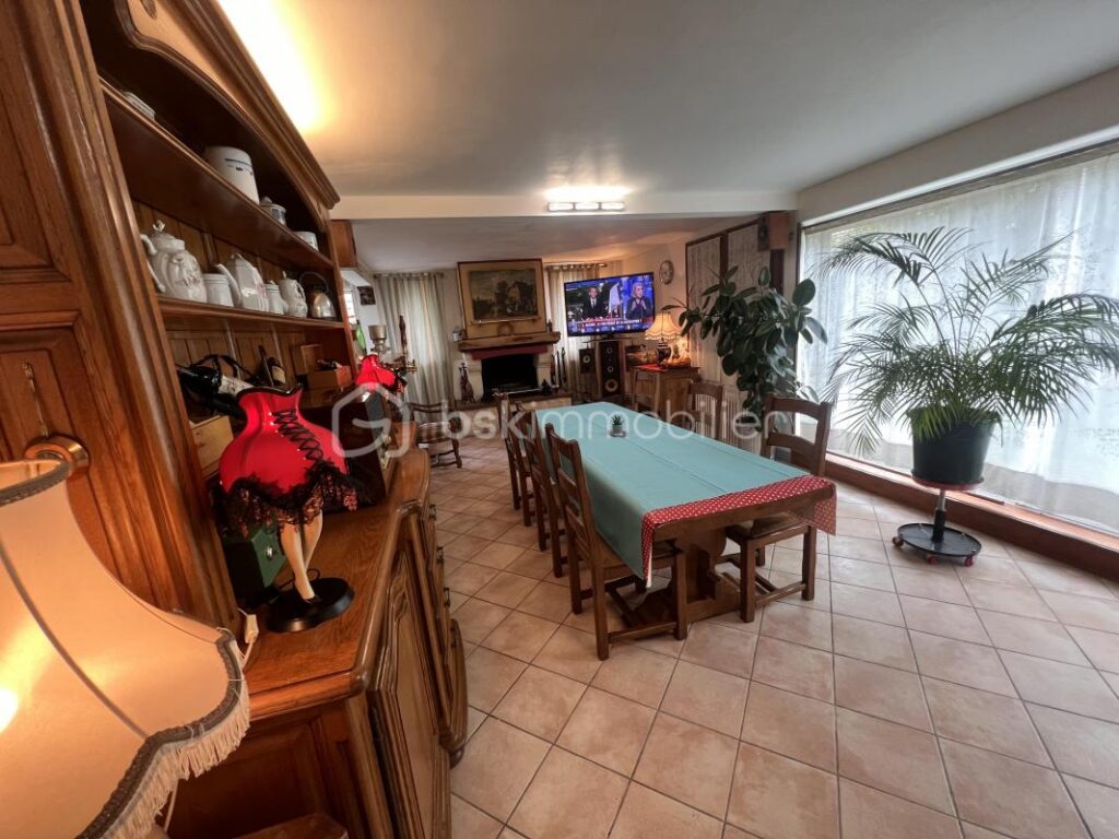 Maison Rare aux Volumes Exceptionnels de 230 M² – 8 pièces – 4 chambres – 230 m²