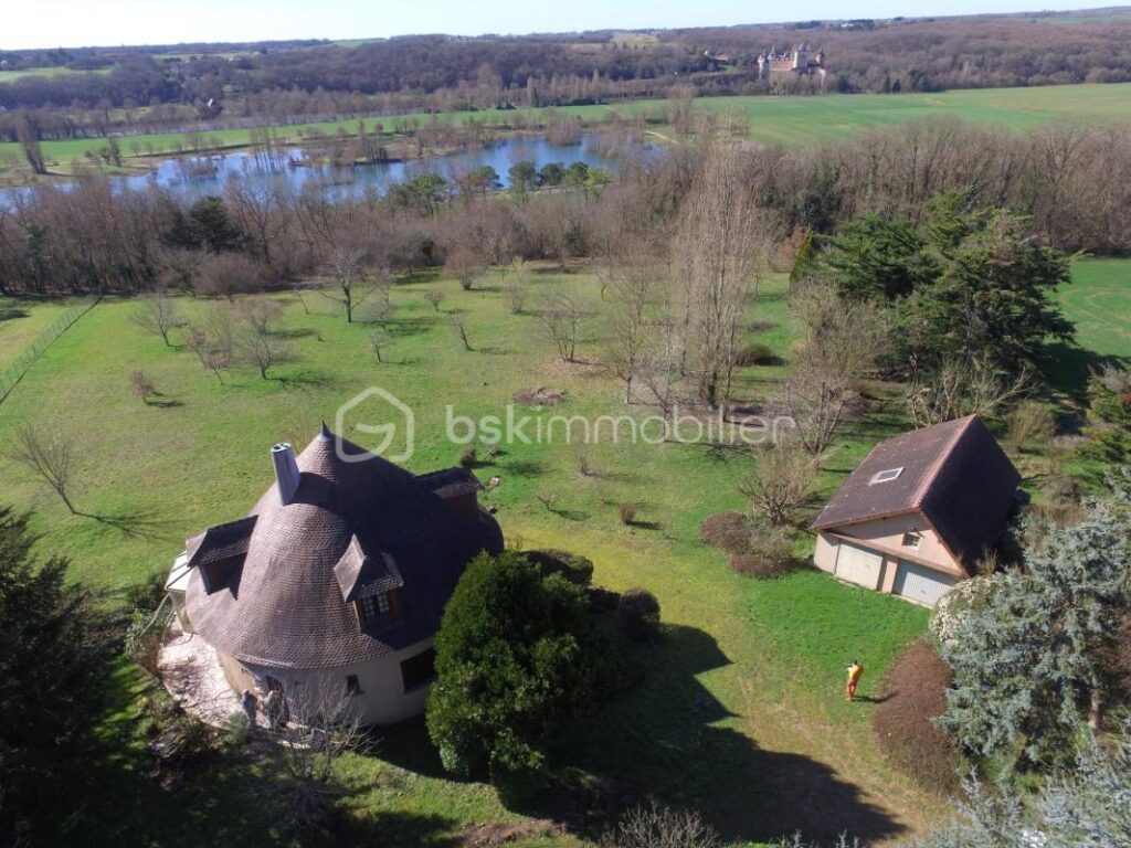 Maison atypique ronde dans un écrin de verdure en Vallée de la Vienne – 5 pièces – 1 chambre – 115 m²