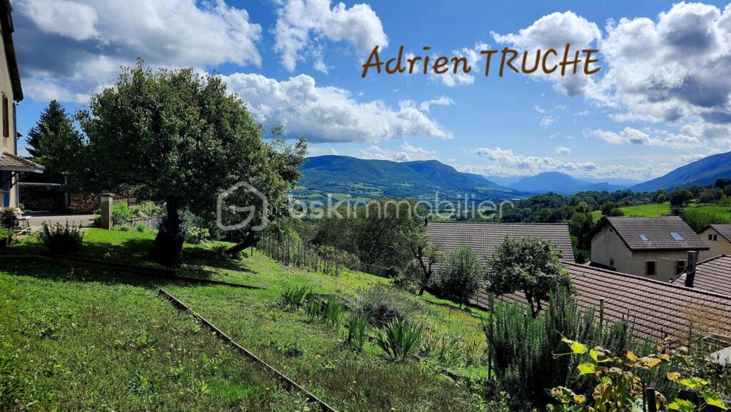 CHALLONGES — AU CALME — BEAUX ESPACES — SOUS SOL COMPLET – 8 pièces – 6 chambres – 135 m²