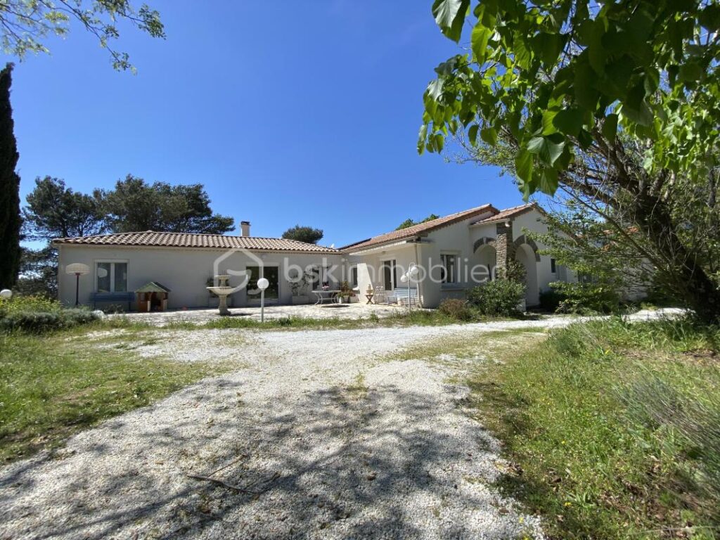 MAISON DE 190 m2-TERRAIN 15199 M2- 4 CHAMBRES-2 SALLES D’EAU-2 WC-PISCINE-GARAGE-ECURIE 33M2 – 7 pièces – 4 chambres – 190 m²