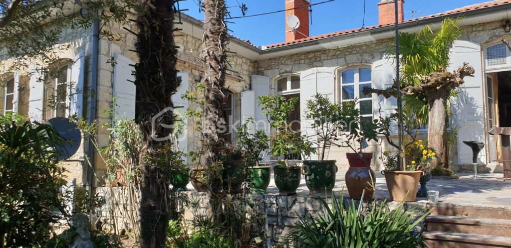 Demeure en pierres centre ville – 13 pièces – 7 chambres – 360 m²