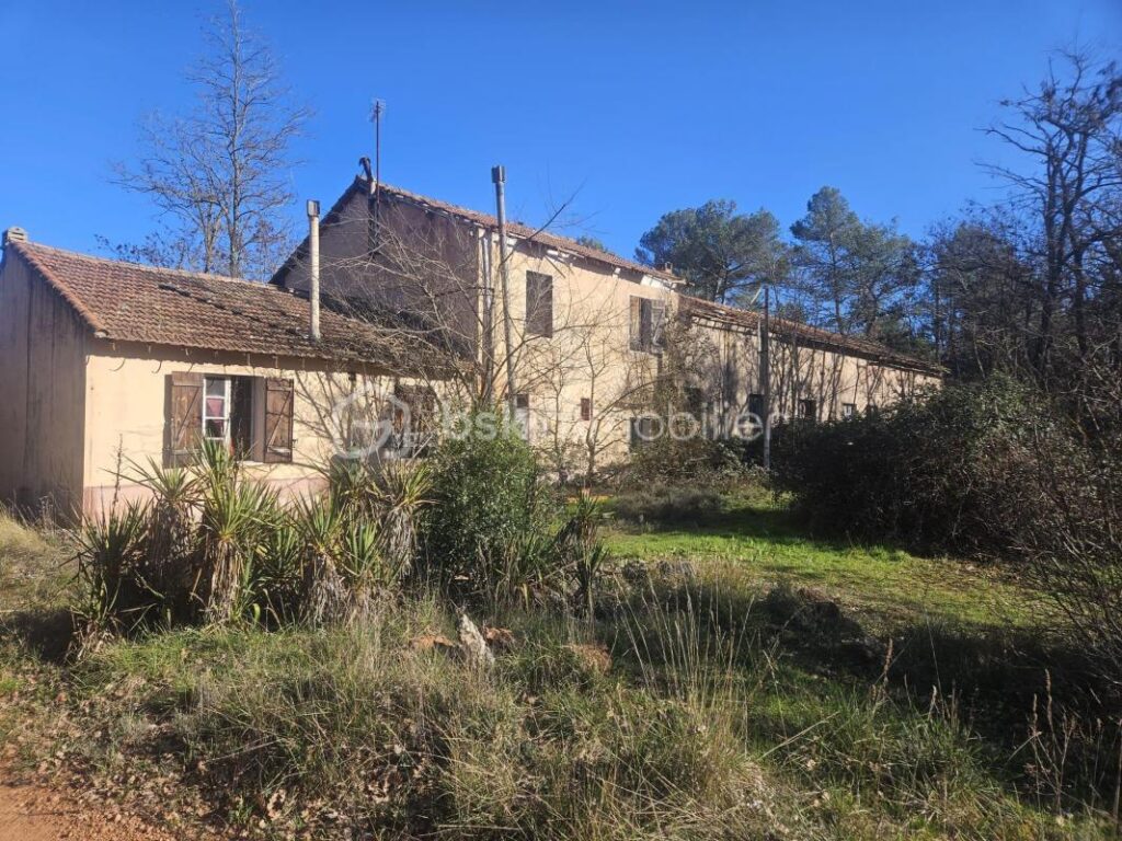 Propriété à rénover dans un cadre exceptionnel – Massif de la Sainte-Baume – 10 pièces – 6 chambres – 220 m²