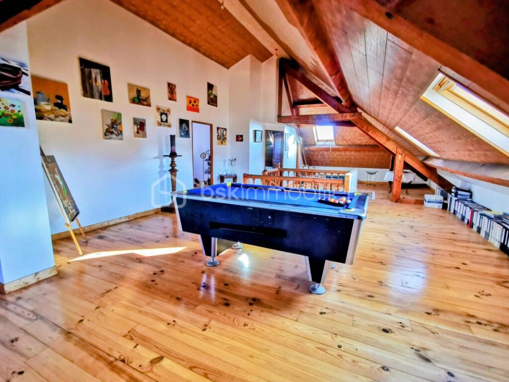 LA MURE SUD (38350) – VUE SUR L’OBIOU – Sur une parcelle de 1 380m², Grande MAISON FAMILIALE de 222 m² + 229 m² de dépendances – 10 pièces – 5 chambres – 222 m²