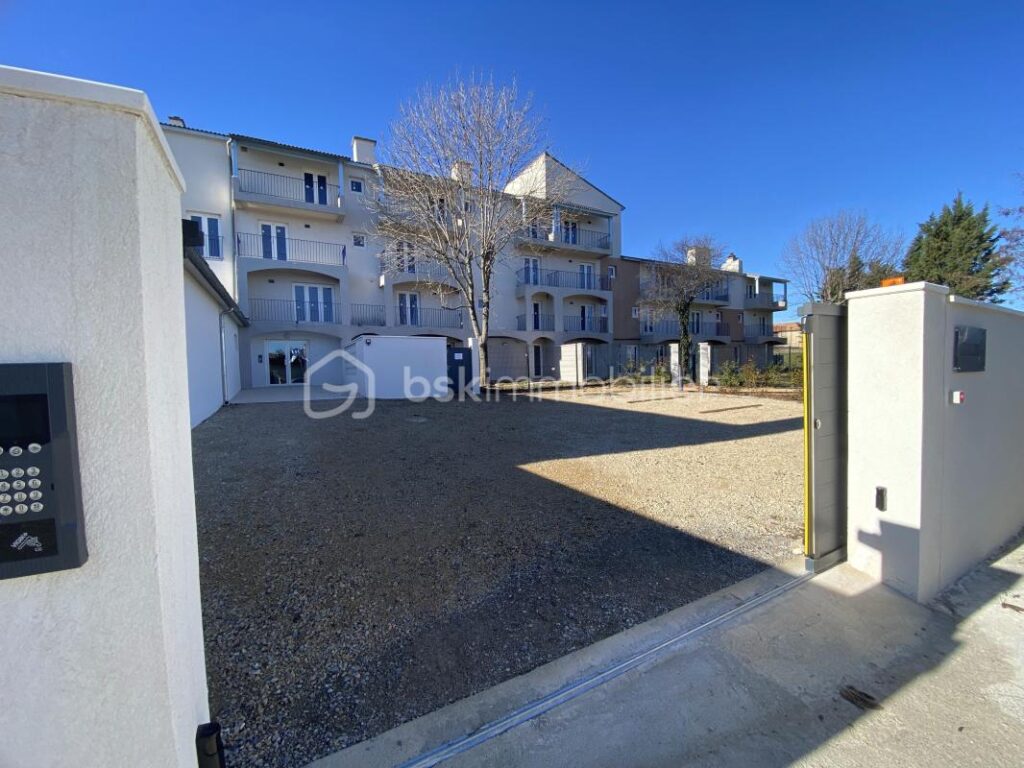 Appartement 3 pièces à restaurer entièrement de 100 m² avec mezzanine et balcon – Résidence avec ascenseur et parkings avec portail électrique sécurisé – Idéal résidence principale, résidence secondaire ou investisssement locatif – 3 pièces – NR chambres – 99 m²
