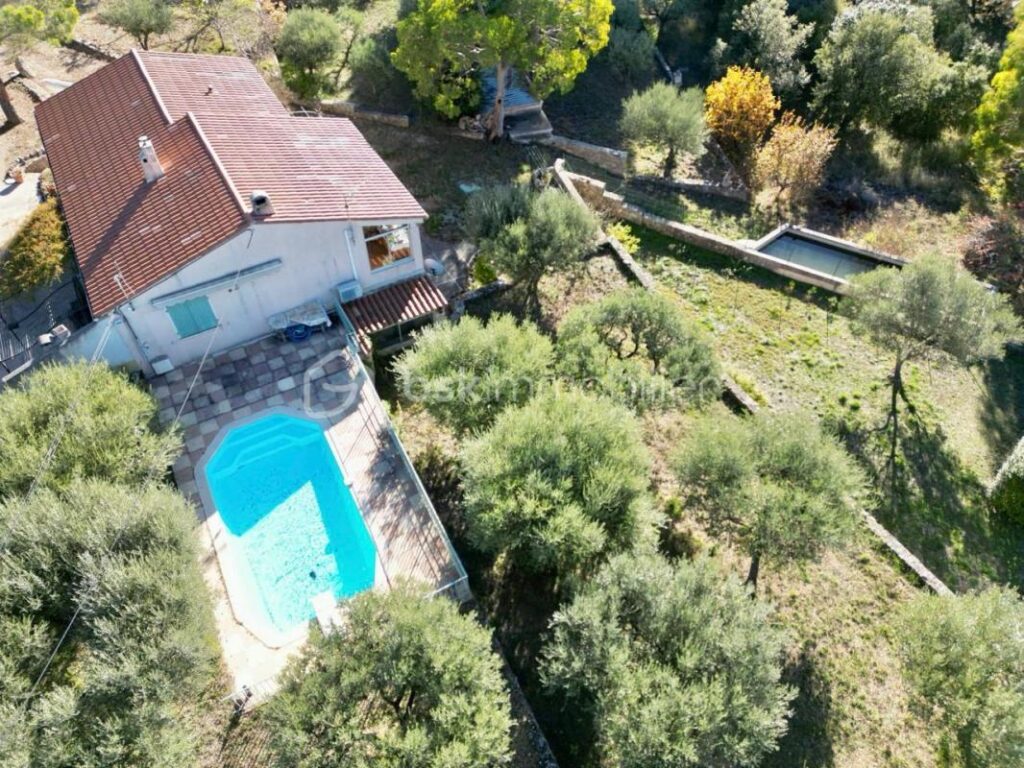 Charmante maison de 154 m² avec dépendances et piscine à Tourtour – 6 pièces – 3 chambres – 154 m²
