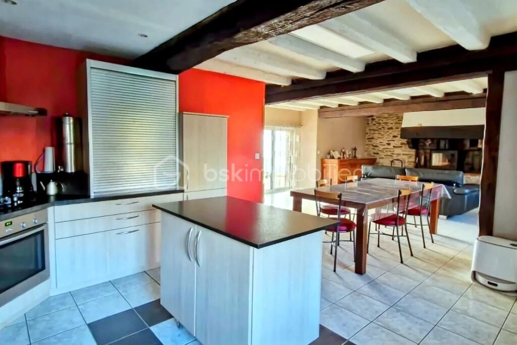 Longère de caractère dans un havre de paix, proche de l’axe RENNES-PARIS – 7 pièces – 5 chambres – 122 m²