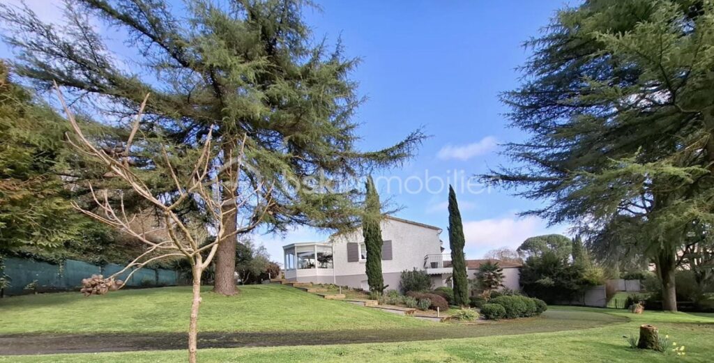 Maison de plain-pied – Quartier résidentiel à Vertou – 6 pièces – 3 chambres – 136 m²