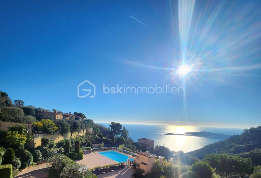 Appartement T3 rénové avec vue mer panoramique – Résidence sécurisée avec piscine à Eze Village – 3 pièces – 2 chambres – 67 m²