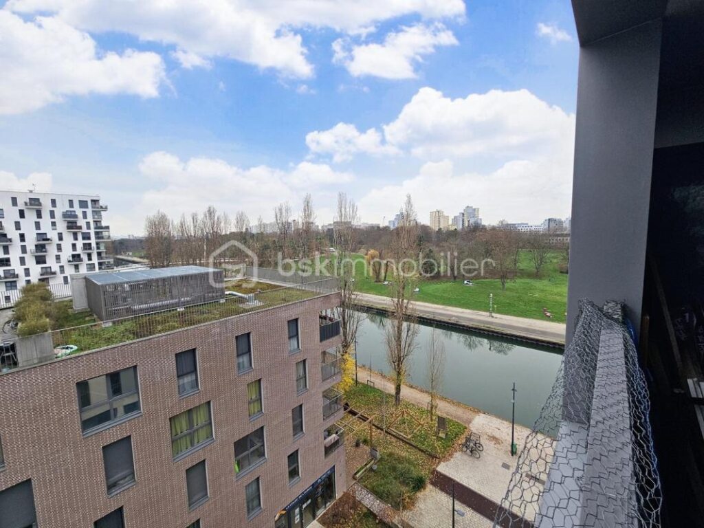 Appartement F3 DPE C 2023 vue canal de l’Ourcq terrasse 11m² parking – 3 pièces – 2 chambres – 66 m²