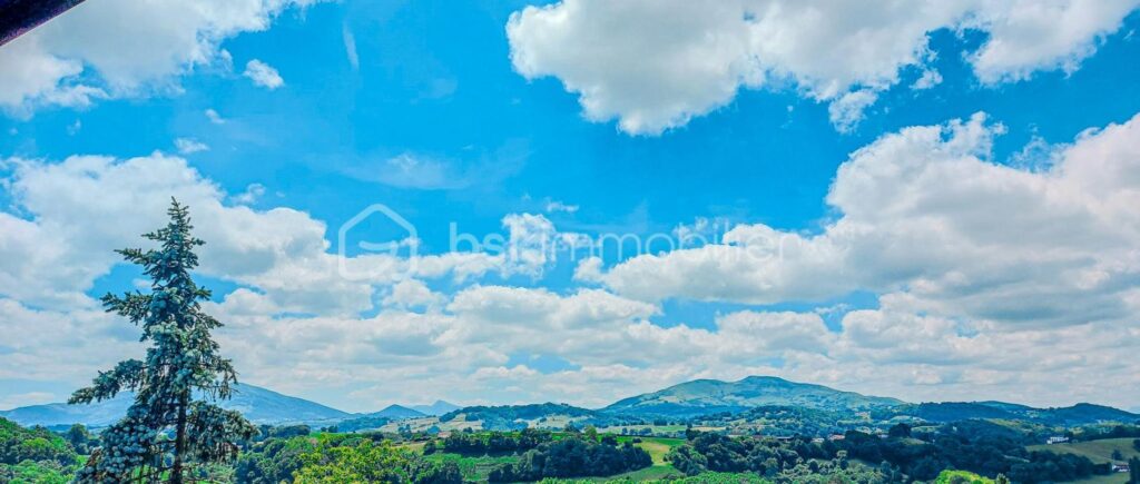 Maison traditionnelle de 240m² à rénover sur une parcelle de 2700m² face aux montagnes – 10 pièces – 7 chambres – 240 m²