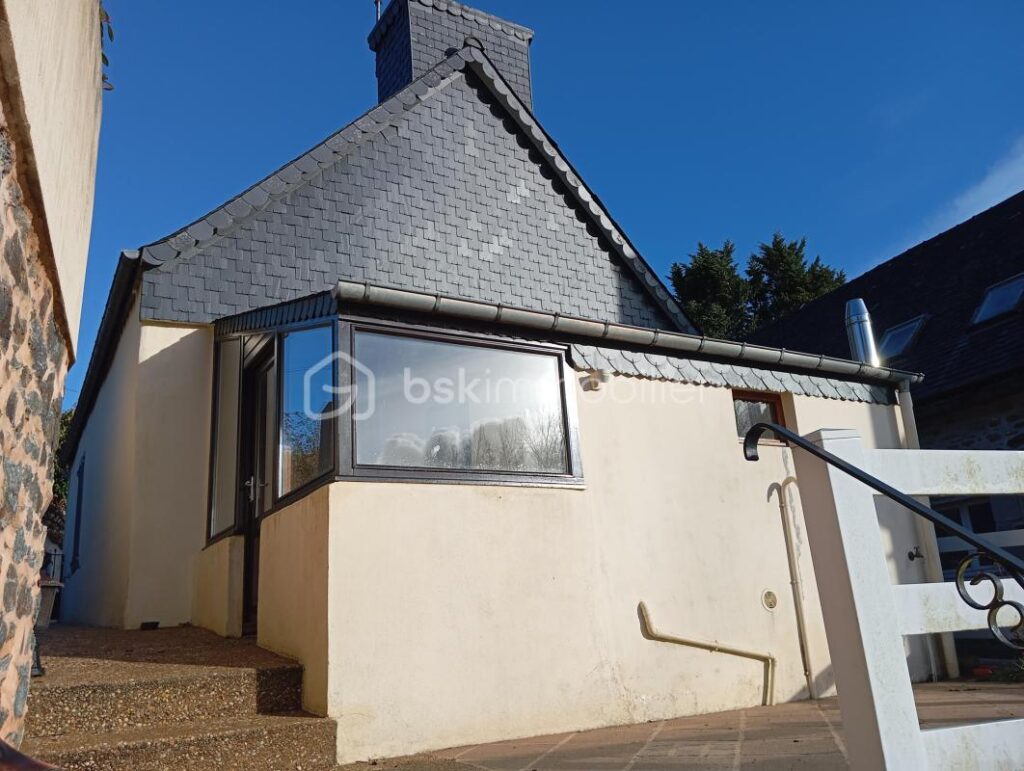 Maison habitable ** bourg callac** terrain**dépendances – 4 pièces – 2 chambres – 53 m²