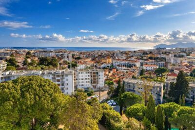 CANNES MONTROSE – STUDIO REFAIT A NEUF – VUE MER PANORAMIQUE – DERNIER ETAGE – 1 pièce – 1 chambre – 18 m²