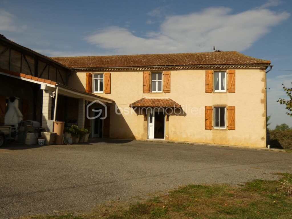 Maison gasconne 201 m2, 6 pièces avec dépendance sur un terrain d&rsquo;environ 5ha – 6 pièces – 5 chambres – 201 m²