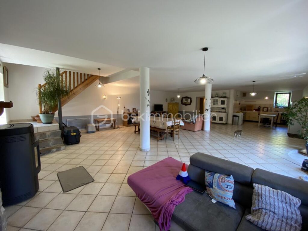 Maison – 5 pièces – 3 chambres – 194 m²