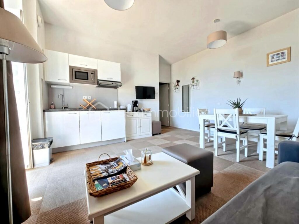 BADEN – GOLFE DU MORBIHAN – SUPERBE T2 MEUBLE – 4 COUCHAGES – PISCINE – DEUX BALCONS – 2 pièces – 1 chambre – 41 m²