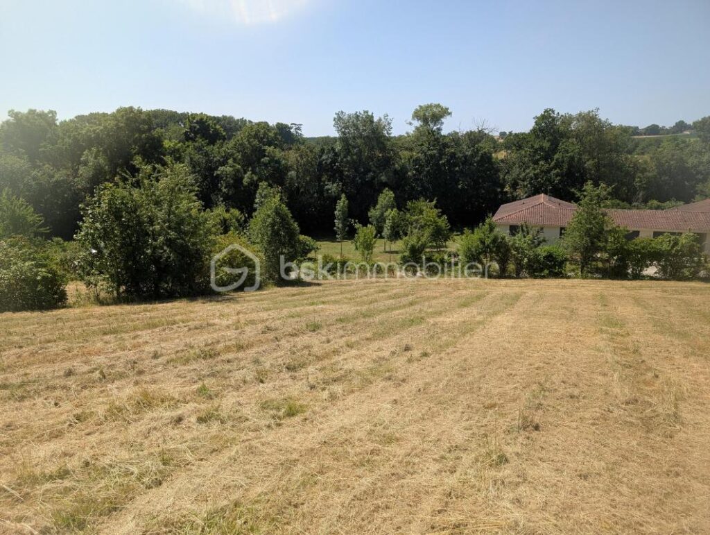 TERRAIN CONSTRUCTIBLE SEMI VIABILISE – NR pièces – NR chambres – 1594 m²